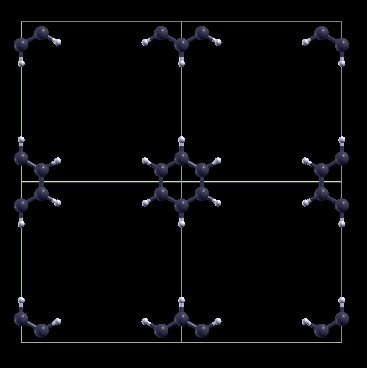 C6H6 mit zwei Kopien in jede Richtung. In der Mitte ist nun ein vollständiges Molekül zu sehen.